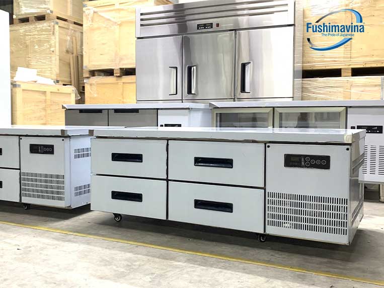 bàn lạnh 4 ngăn kéo được sử dụng phổ biến trong các bếp