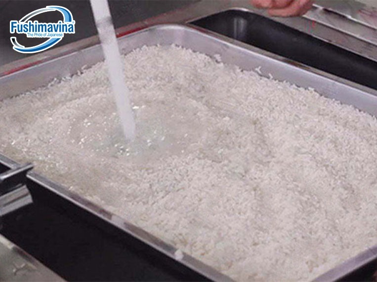 Đong gạo, vo gạo, định lượng nước phù hợp trong khay