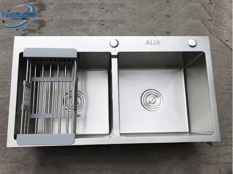 chậu rửa bát inox được trang bị thêm dụng cụ đi kèm