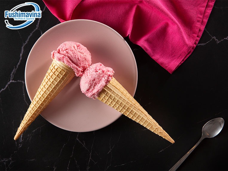 kem tươi ốc quế vị dâu nổi bật với màu hồng ngọt ngào