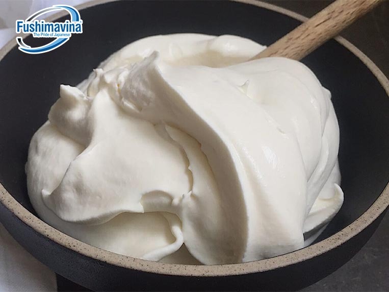 chuẩn bị nguyên liệu làm kem tươi bằng máy