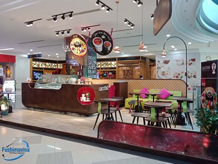 sử dụng gam màu trung tính như trắng, be, xám để trang trí quán kem độc đáo