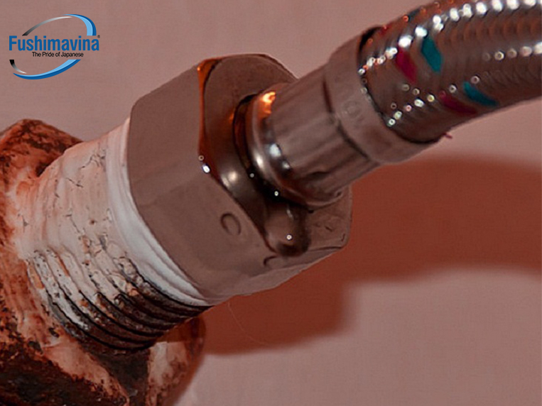 Đường ống cấp nước của tủ bị hỏng